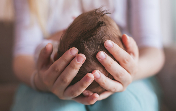 Baby auf dem Schoß der Mutter