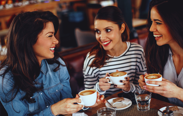 drei junge Frauen genießen Kaffee in einem Café<br><small>©djile - stock.adobe.com</small>
