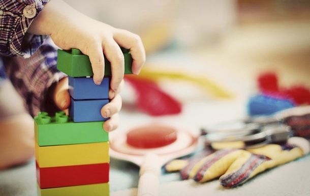 Kind mit Lego